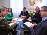 El jefe del Consell, este lunes, con los rectores de la UA y la UMH y los consellers de Sanidad y Educación, en Alicante.