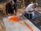 Han escrito con pintura naranja '1,5 está muerto', en alusión al citado compromiso alcanzado en el Acuerdo de París.