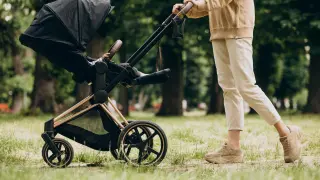 El balanceo adormece a los más pequeños en el carrito.