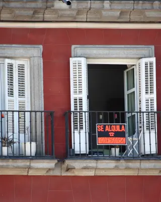Apartamentos en alquiler en la Plaza Mayor de Madrid en una foto de archivo.