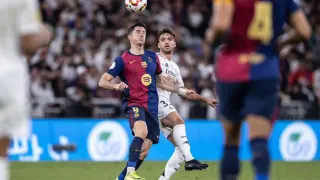 Asencio pelea con Lewandowski en la final de la Supercopa de España.