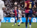 Asencio pelea con Lewandowski en la final de la Supercopa de España.