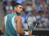 Melbourne (Australia), 13/01/2025.- Carlos Alcaraz of Spain looks on during his round 1 match against Alexander Shevchenko of Kazakhstan at the 2025 Australian Open in Melbourne, Australia, 13 January 2025. (Tenis, Kazajstán, España) EFE/EPA/LUKAS COCH AUSTRALIA AND NEW ZEALAND OUT