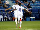 Benzema y Alaba celebran un gol del francés.