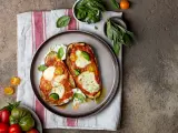 Berenjena rellena con tomate y mozzarella.