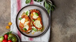 Berenjena rellena con tomate y mozzarella.