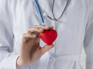 Un medico sosteniendo un corazón