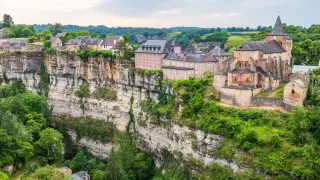 Bozouls, pueblo junto al acantilado en Aveyron, Francia