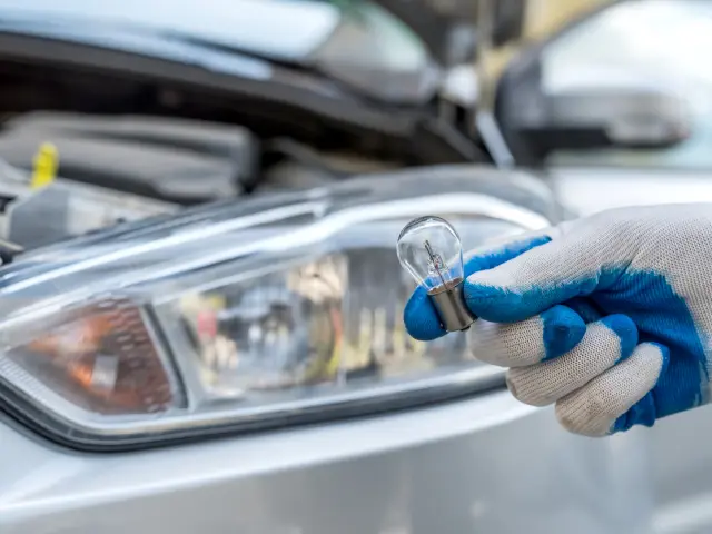 Imagen de archivo del cambio de una bombilla fundida.