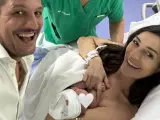 Verónica con su niña y su pareja, Juan Andrés.