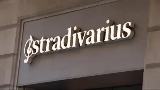 Cartel de una tienda Stradivarius