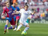 Modric y De Jong durante el Barça vs Real Madrid
