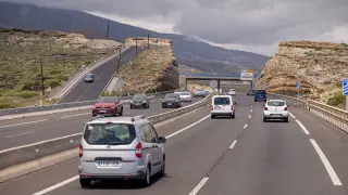 Un coche circula por el carril izquierdo de una autovía.