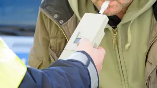 Imagen de archivo de un control de alcoholemia a un conductor.