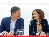 El secretario general del PSOE y presidente del Gobierno, Pedro Sánchez y la vicepresidenta primera del Gobierno y vicesecretaria general del PSOE, María Jesús Montero
