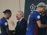 Florentino Perez, sonriente, felicita a Raphinha mientras que Joan Laporta hace lo propio con Ronald Araujo.