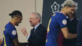Florentino Perez, sonriente, felicita a Raphinha mientras que Joan Laporta hace lo propio con Ronald Araujo.
