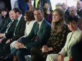 MADRID, 13/01/2025.- El presidente del Gobierno Pedro Sánchez (3d), junto a la vicepresidenta primera y ministra de Hacienda, María Jesús Montero (4d), la vicepresidenta tercera y ministra para la Transición Ecológica y el Reto Demográfico Sara Aagesen (2d) y la ministra de Vivienda y Agenda Urbana Isabel Rodríguez (d) durante la clausura el foro 'Vivienda: quinto pilar del Estado del bienestar' organizado por el Gobierno sobre el problema del acceso a la vivienda, este lunes, en Madrid. EFE/ Borja Sánchez-trillo