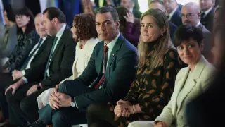 MADRID, 13/01/2025.- El presidente del Gobierno Pedro Sánchez (3d), junto a la vicepresidenta primera y ministra de Hacienda, María Jesús Montero (4d), la vicepresidenta tercera y ministra para la Transición Ecológica y el Reto Demográfico Sara Aagesen (2d) y la ministra de Vivienda y Agenda Urbana Isabel Rodríguez (d) durante la clausura el foro 'Vivienda: quinto pilar del Estado del bienestar' organizado por el Gobierno sobre el problema del acceso a la vivienda, este lunes, en Madrid. EFE/ Borja Sánchez-trillo