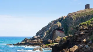 Iglesia de Santa Justa oculta en un acantilado a pocos metros del mar