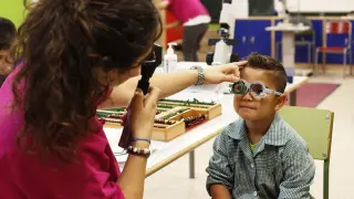 Imagen de archivo de una revisión óptica a un niño.