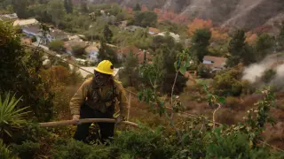Un bombero lucha contra el fuego en la zona de Palisades, cerca de Los Ángeles.