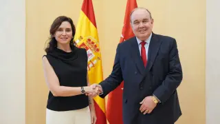 Isabel Díaz Ayuso y Rafael López Aliaga, alcalde de Lima, el pasado octubre en Madrid.