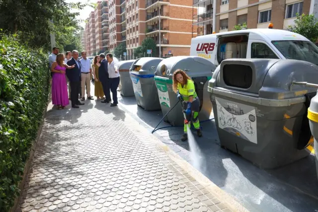 Reagrupación de los contenedores en una calle de Sevilla