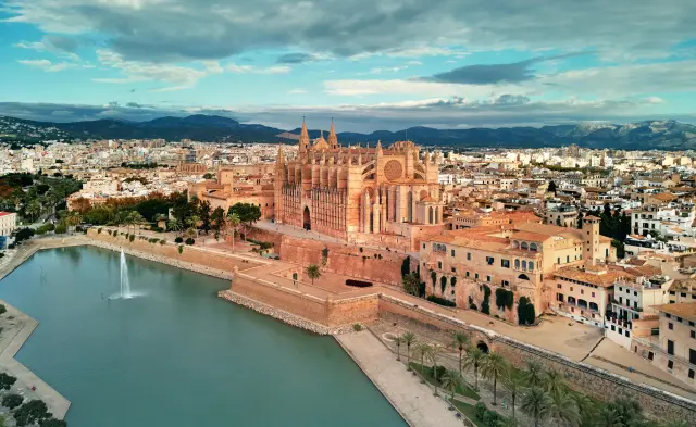 Palma de Mallorca y su catedral a vista de dron.