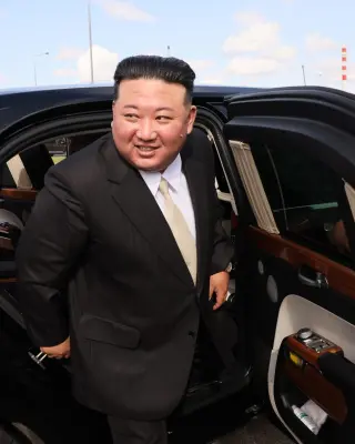 Kim Jong-un baja de una limusina Aurus.