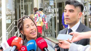 La becaria denunciante de Nacho Cano, Lesly Ochoa, ha ratificado este jueves la denuncia contra el productor al que denunció por vulnerar los derechos de los trabajadores y ha salido de los Juzgados de Plaza Castilla de Madrid cantando 'Lucha de gigantes'.