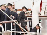 La princesa Leonor en el buque escuela de la Armada Juan Sebastián de Elcano, atracado en el puerto de Cádiz, y que junto a otros 75 guardiamarinas han llegado esta tarde del miércoles para tener su primer contacto con el velero bergantín-goleta repleto de curiosidades y que deberán conocer como el abecedario porque a partir del sábado pasarán seis meses, con todos sus días y sus noches, a bordo de él.