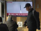 Una pantalla de televisión muestra un informe del lanzamiento de misiles de Corea del Norte con imágenes de archivo durante un programa de noticias en la estación de tren de Seúl en Seúl, Corea del Sur.