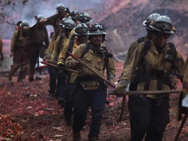 Un grupo de bomberos en el incendio de Palisades, en Los Ángeles.