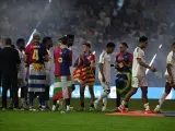 Los jugadores del Barça hacen un pasillo al Real Madrid en la entrega de medallas de la Supercopa de España.