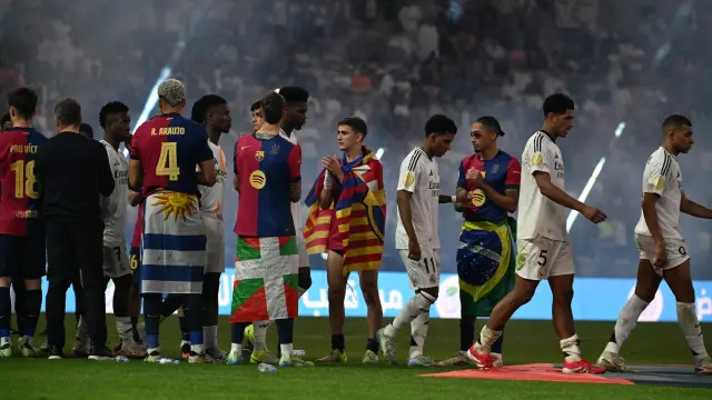 Los jugadores del Barça hacen un pasillo al Real Madrid en la entrega de medallas de la Supercopa de España.