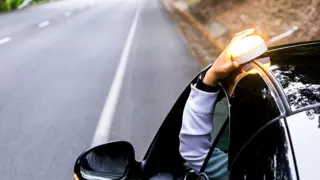 La luz V-16 puede utilizarse ya, aunque a partir de diciembre conectará con los sistemas dela DGT 3.0