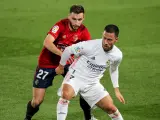 Jon Moncayola cubre a Hazard durante un Real Madrid - Osasuna