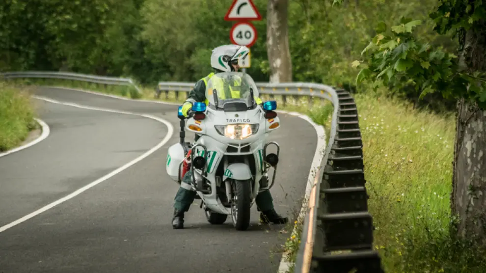 El truco infalible de la Guardia Civil para levantar una moto pesada