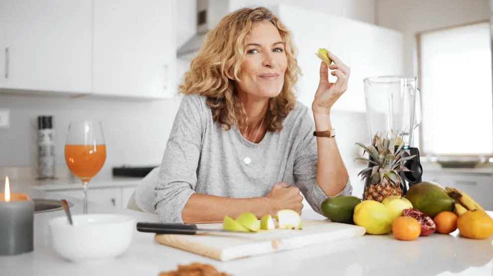 Ni suplementos ni infusiones: estos son los tres alimentos que ayudan a dormir mejor durante la menopausia