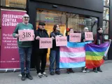 Miembros del Observatori contra l'LGTBIfòbia este lunes en Barcelona.