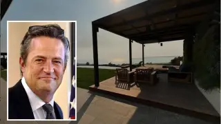 Imagen de la casa de Matthew Perry en Pacific Palisades, con una foto del actor.