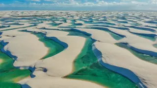 El Parque nacional de los Lençóis Maranhenses es un mar de dunas, literalmente. Este paisaje brasileño está formado por kilómetros y kilómetros de arena que se combinan con piscinas cristalinas que se llenan durante los meses más lluviosos.