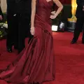 Penélope Cruz, con vestido granate de Donna Karan en la alfombra roja de los Premios Oscar 2010