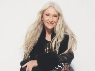 Pino Montesdeoca con abrigo abrigo de Mango, vestido de Alba Conde y Bota 'Brooklyn' color Cervo de Hispanitas