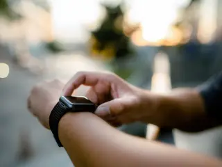 Reloj inteligente en la muñeca de un hombre.