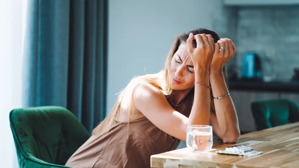Así se manifiestan los primeros síntomas de la migraña menstrual: consejo de un médico para aliviar el dolor