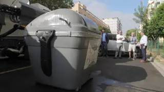 El alcalde, comprobando el nuevo servicio de limpieza de contenedores