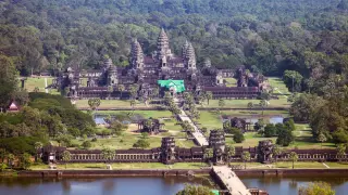 Es el templo hinduista más grande y mejor conservado de los que integran el complejo arquitectónico de Angkor, considerado la mayor estructura religiosa jamás construida y uno de los tesoros arqueológicos más importantes del mundo. Su imagen aparece en la bandera de Camboya.