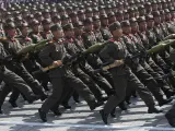 Soldados norcoreanos marchan durante un desfile militar multitudinario en Pyongyang, en una imagen de archivo.